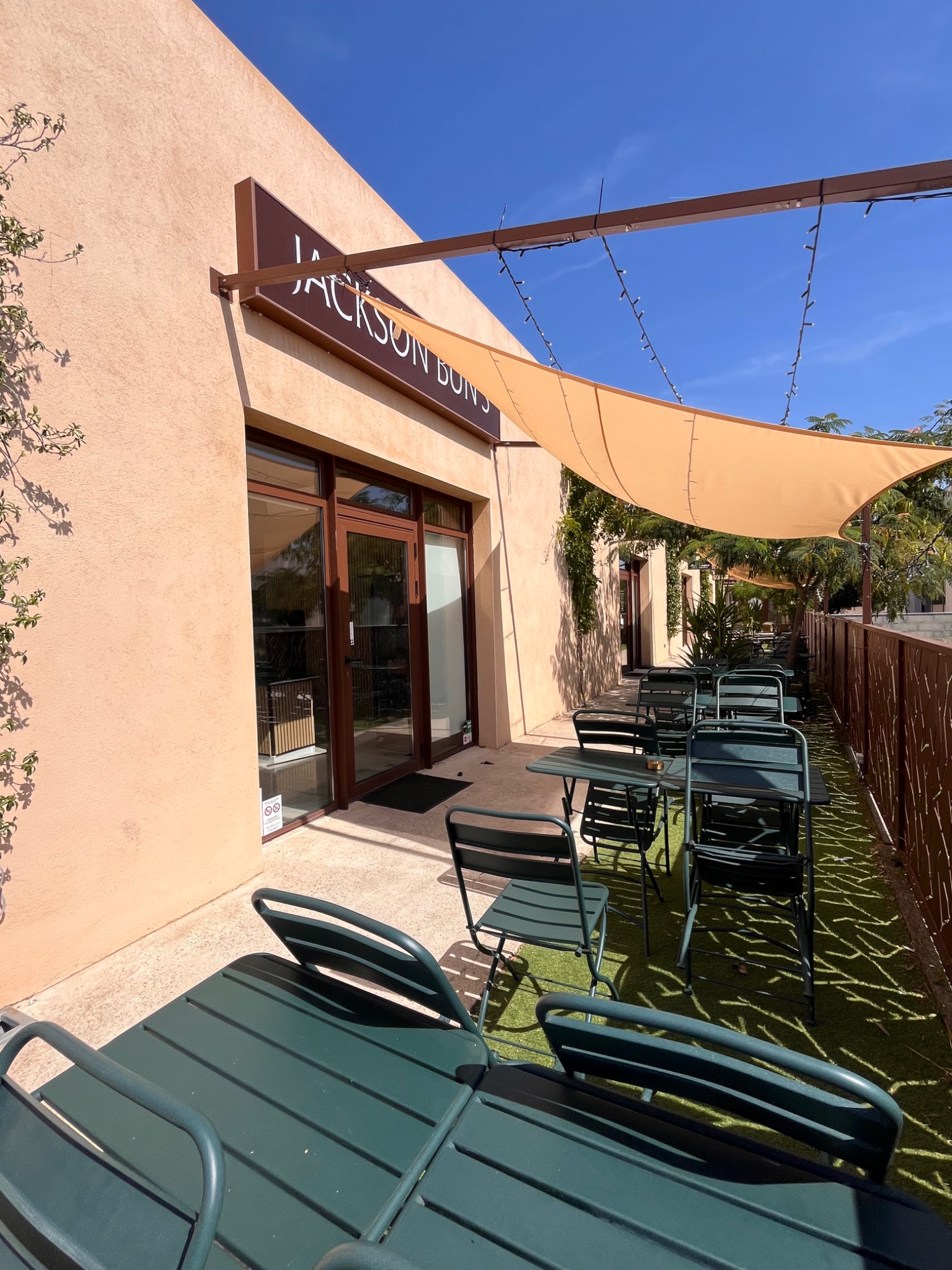 Façade et terrasse du Local 1