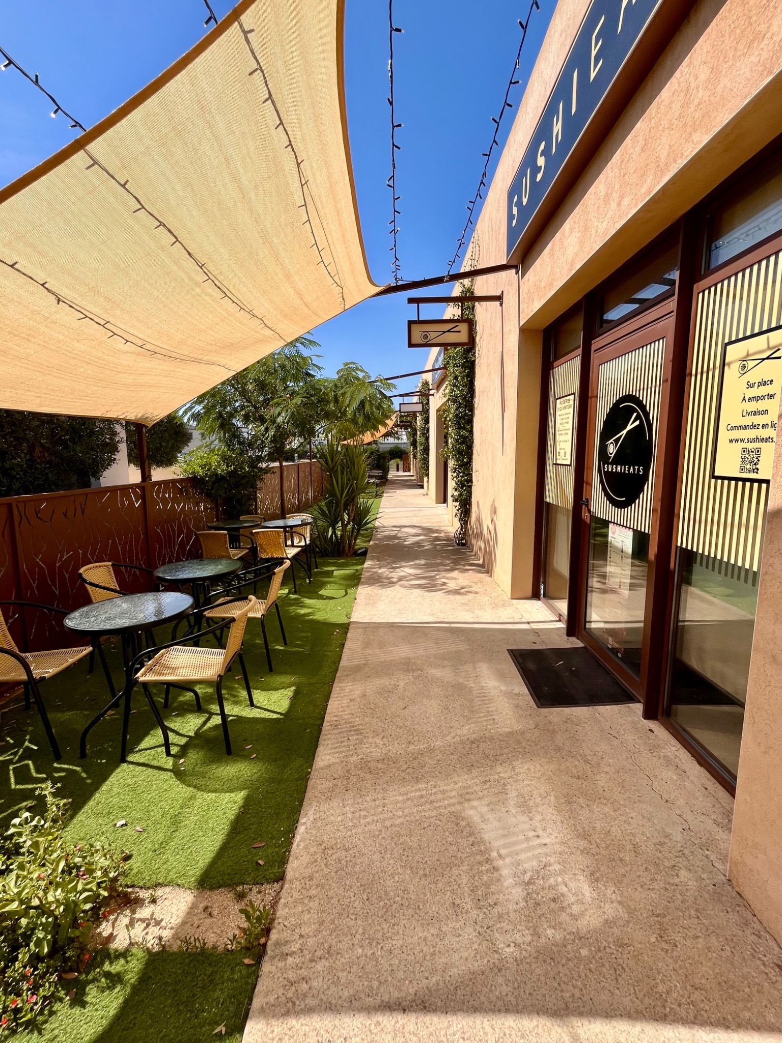Galerie et terrasse devant le Local 1