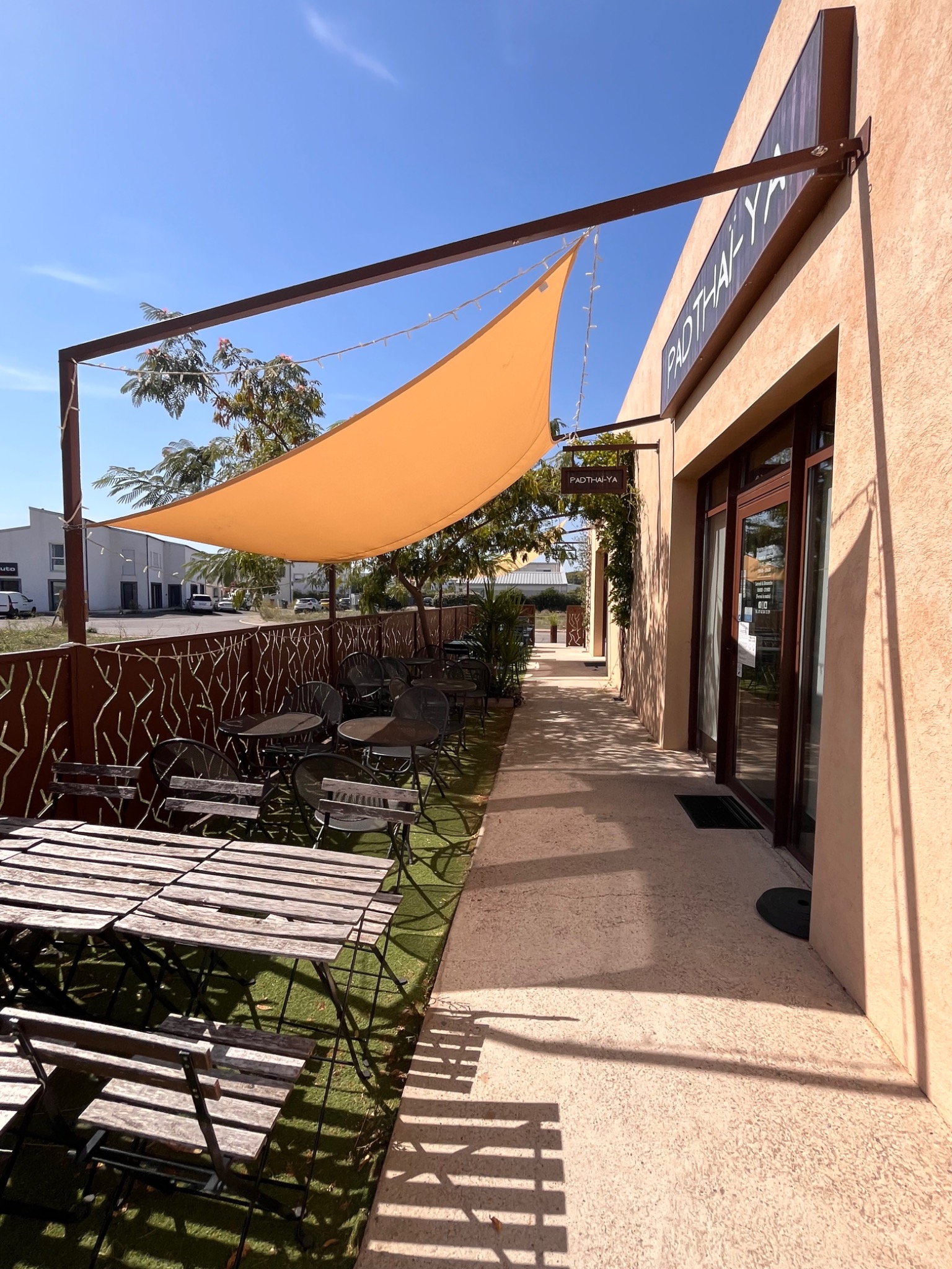 Terrasse ombragée et façade du Local 1